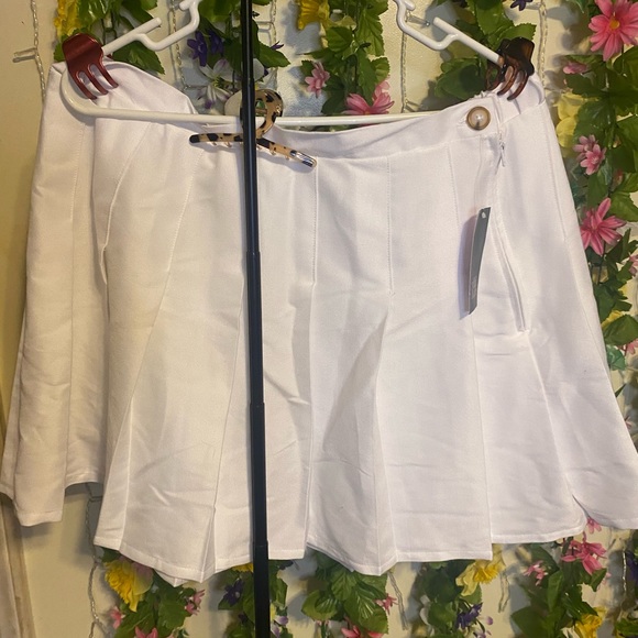 A white skirt - Picture 3 of 4